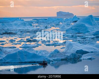 Boot in Ilulissat Icefjord auch Kangia oder Ilulissat Kangerlua in Disko Bay genannt. Der eisfjord ist als UNESCO-Weltkulturerbe gelistet. Amerika, Nordamerika Stockfoto