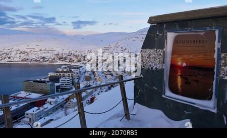 Hammerfest, Norwegen - 03/01/2019: Luftaufnahme über Hafen und Innenstadt von Plattform im Winter mit einem Hinweisschild. Stockfoto