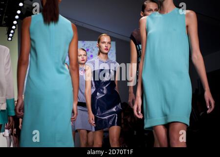 Ein Model auf dem Laufsteg bei der J JS Lee Modenschau, die im Rahmen der London Fashion Week Frühjahr/Sommer 2014 im BFC in Somerset House stattfand. Stockfoto