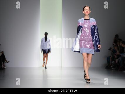 Ein Model auf dem Laufsteg bei der J JS Lee Modenschau, die im Rahmen der London Fashion Week Frühjahr/Sommer 2014 im BFC in Somerset House stattfand. Stockfoto