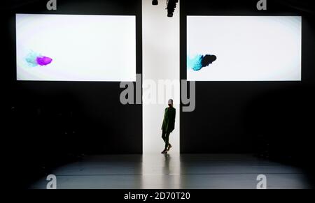 Ein Model auf dem Laufsteg bei der J JS Lee Modenschau, die im Rahmen der London Fashion Week Frühjahr/Sommer 2014 im BFC in Somerset House stattfand. Stockfoto