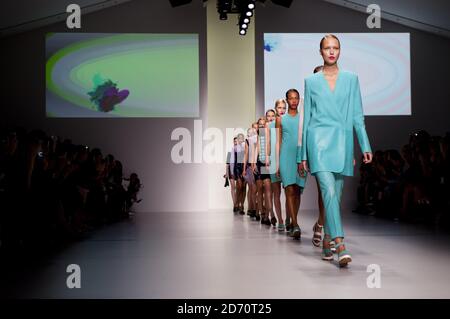 Ein Model auf dem Laufsteg bei der J JS Lee Modenschau, die im Rahmen der London Fashion Week Frühjahr/Sommer 2014 im BFC in Somerset House stattfand. Stockfoto
