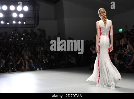 Ein Model auf dem Laufsteg bei der John Rocha Modenschau, die im Rahmen der London Fashion Week Frühjahr/Sommer 2014 im BFC im Somerset House stattfand. Stockfoto