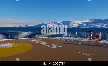 Sørøysundet, Norwegen - 03/02/2019: Blick vom Oberdeck des Hurtigruten Kreuzfahrtschiffes MS Trollfjord mit Heliport, Rettungsgurt und Feuerwehrschlauch. Stockfoto