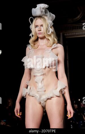 Ein Model auf dem Laufsteg auf der Modenschau Pam Hogg, die im Rahmen der London Fashion Week Frühjahr/Sommer 2014 auf dem Vauxhall Fashion Scout Show Space stattfindet. Stockfoto