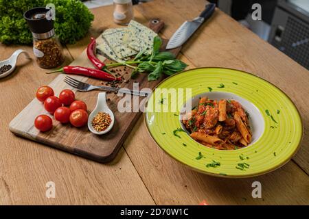 Konserven Thunfisch Tomate Knoblauch Petersilie Salat auf einem Holztisch.Flat Lay, selektive Fokus Stockfoto