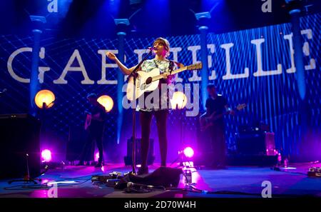 Gabrielle Aplin tritt im Roundhouse in Camden, im Norden Londons, im Rahmen des iTunes Festivals auf. Stockfoto