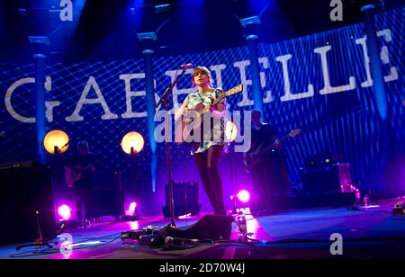 Gabrielle Aplin tritt im Roundhouse in Camden, im Norden Londons, im Rahmen des iTunes Festivals auf. Stockfoto