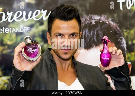 Peter Andre im Olympia Beauty in Kensington Olympia, West London, wo er seine Düfte 'Forever' und 'Forever Young' für Fans signierte. Stockfoto