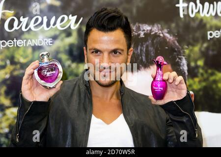 Peter Andre im Olympia Beauty in Kensington Olympia, West London, wo er seine Düfte 'Forever' und 'Forever Young' für Fans signierte. Stockfoto