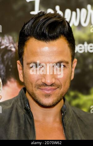 Peter Andre im Olympia Beauty in Kensington Olympia, West London, wo er seine Düfte 'Forever' und 'Forever Young' für Fans signierte. Stockfoto