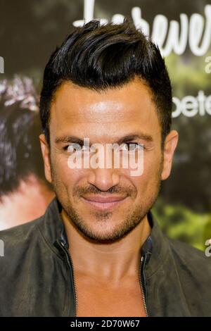 Peter Andre im Olympia Beauty in Kensington Olympia, West London, wo er seine Düfte 'Forever' und 'Forever Young' für Fans signierte. Stockfoto