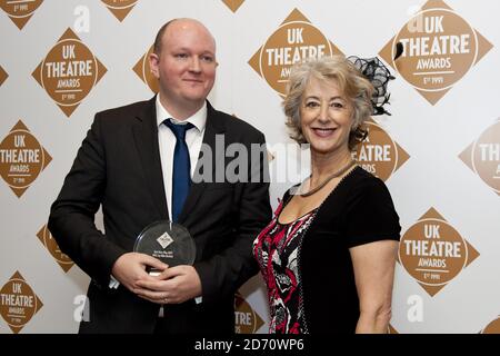 Mike Bartlett, zusammen mit Moderator Maureen Lipman, sammelt den Preis für das beste neue Spiel für Bull bei den UK Theatre Awards in Guildhall, London. Stockfoto