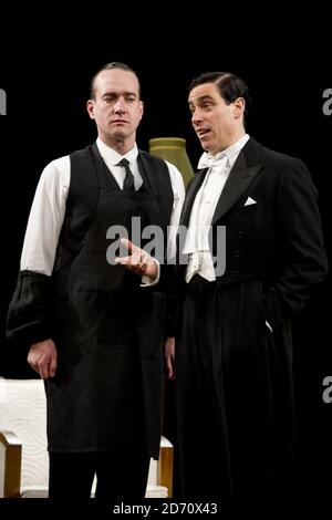 Matthew MacFadyen und Stephen Mangan treten als Jeeves and Wooster in perfect Nonsense im Duke of York's Theatre in London auf. Stockfoto