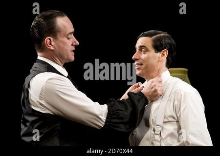 Matthew MacFadyen und Stephen Mangan treten als Jeeves and Wooster in perfect Nonsense im Duke of York's Theatre in London auf. Stockfoto