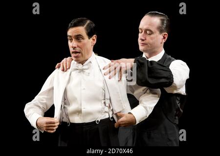 Matthew MacFadyen und Stephen Mangan treten als Jeeves and Wooster in perfect Nonsense im Duke of York's Theatre in London auf. Stockfoto