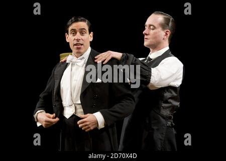 Matthew MacFadyen und Stephen Mangan treten als Jeeves and Wooster in perfect Nonsense im Duke of York's Theatre in London auf. Stockfoto