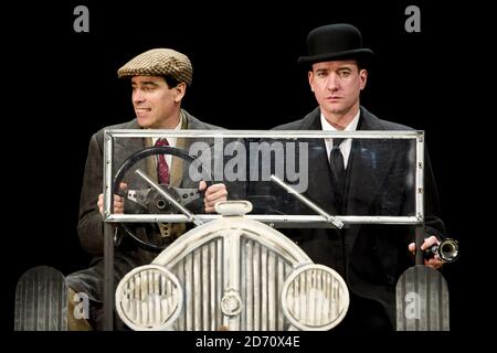 Matthew MacFadyen und Stephen Mangan treten als Jeeves and Wooster in perfect Nonsense im Duke of York's Theatre in London auf. Stockfoto