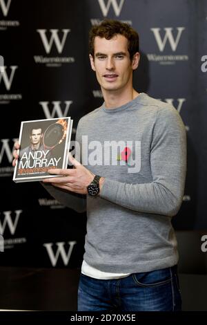 Andy Murray signiert Kopien seines neuen Buches Seventy Seven in Waterstones Buchladen in Piccadilly, London. Stockfoto