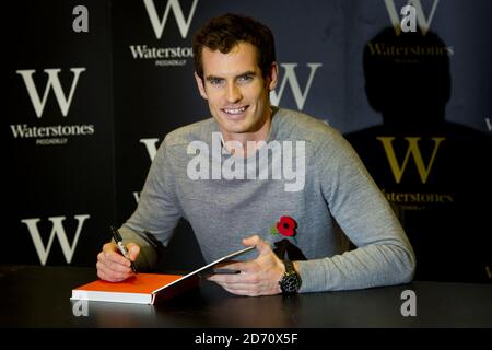 Andy Murray signiert Kopien seines neuen Buches Seventy Seven in Waterstones Buchladen in Piccadilly, London. Stockfoto