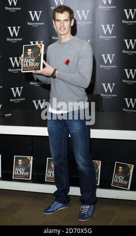 Andy Murray signiert Kopien seines neuen Buches Seventy Seven in Waterstones Buchladen in Piccadilly, London. Stockfoto