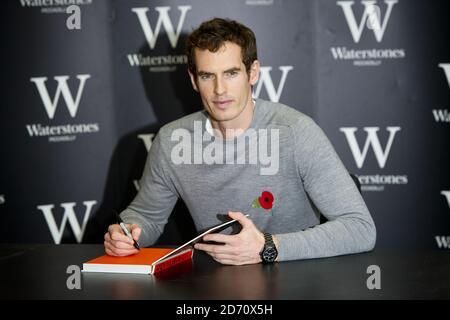 Andy Murray signiert Kopien seines neuen Buches Seventy Seven in Waterstones Buchladen in Piccadilly, London. Stockfoto