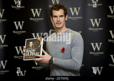 Andy Murray signiert Kopien seines neuen Buches Seventy Seven in Waterstones Buchladen in Piccadilly, London. Stockfoto