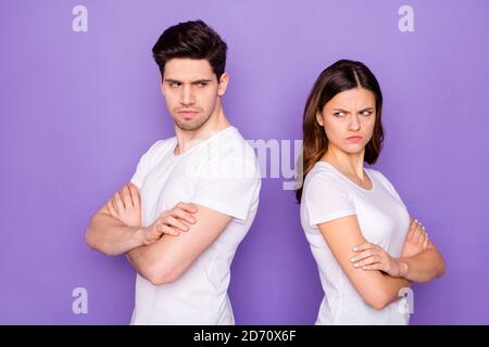 Profil Foto hübsche Dame schöner Kerl Paar Arme gekreuzt hatte Kampf schlechte Laune Konflikt wütend unzufrieden tragen lässige weiße T-Shirts Violett isoliert Stockfoto