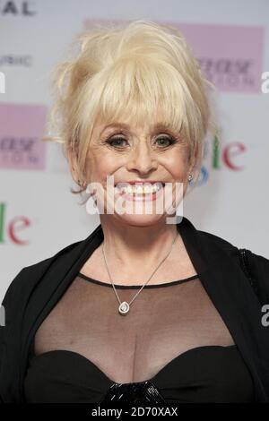 Barbara Windsor beim Amy Winehouse Foundation Ball im Dorchester Hotel in London. Stockfoto