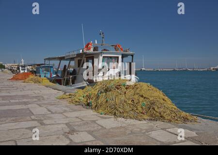 Zakynthos, Griechenland - 17. Oktober 2017: Boote und Fischernetze bereit und vorbereitet auf der Insel Zakynthos in Griechenland. Stockfoto