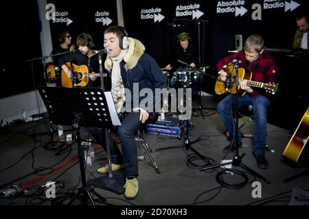 EXKLUSIV - Beady Eye (Leadsänger Liam Gallagher) führen eine Live-Session im Absolute Radio in London auf, die am Mittwoch, 4. Dezember, um 21 Uhr in Pete Donaldson's Evening Show ausgestrahlt wird. Stockfoto