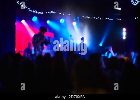 Music Concert Hintergrundunschärfe. Verschwommene Menschen tanzen mit original Bokeh Lichter im Hintergrund - Unschärfe-Bild für einen künstlerischen Touch von Disco-Club - Stockfoto