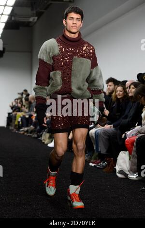 Ein Model auf dem Laufsteg bei der Geschwistermodenschau, die im Victoria House im Rahmen von London Collections: Men AW14 stattfand. Stockfoto