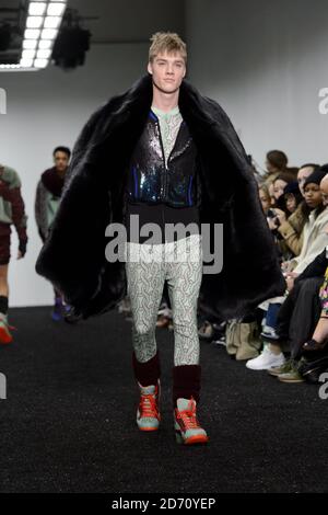 Ein Model auf dem Laufsteg bei der Geschwistermodenschau, die im Victoria House im Rahmen von London Collections: Men AW14 stattfand. Stockfoto