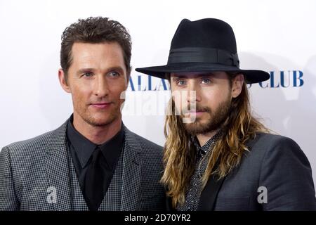 Matthew McConaughey und Jared Leto (rechts) bei der Premiere des Dallas Buyers Club im Washington Hotel in Mayfair, London. Stockfoto