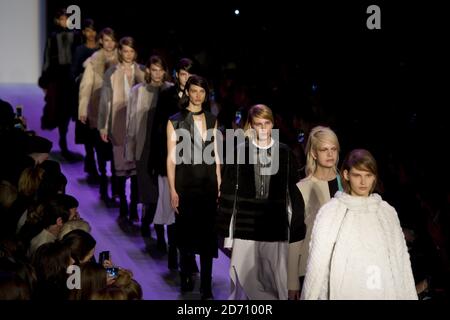 Ein Modell auf dem Laufsteg auf der BCBGMAXAZRIA Fashion Show, die im Rahmen der Mercedes Benz New York Fashion Week F/W 2014 im Lincoln Center in New York stattfand. Stockfoto