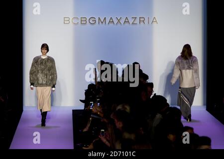 Ein Modell auf dem Laufsteg auf der BCBGMAXAZRIA Fashion Show, die im Rahmen der Mercedes Benz New York Fashion Week F/W 2014 im Lincoln Center in New York stattfand. Stockfoto