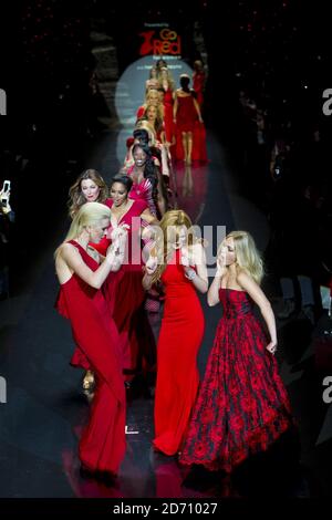 Models auf dem Laufsteg bei der Fashion Show Go Red for Women: The Heart Truth Red Dress Collection, die im Rahmen der Mercedes Benz New York Fashion Week F/W 2014 im Lincoln Center in New York stattfand. Stockfoto