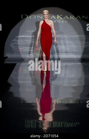 Irland Baldwin auf dem Laufsteg bei der Fashion Show Go Red for Women: The Heart Truth Red Dress Collection, die im Lincoln Center in New York im Rahmen der Mercedes Benz New York Fashion Week F/W 2014 stattfand. Stockfoto