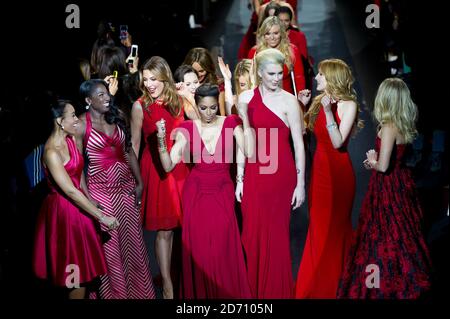 Models auf dem Laufsteg bei der Fashion Show Go Red for Women: The Heart Truth Red Dress Collection, die im Rahmen der Mercedes Benz New York Fashion Week F/W 2014 im Lincoln Center in New York stattfand. Stockfoto