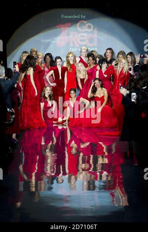 Models auf dem Laufsteg bei der Fashion Show Go Red for Women: The Heart Truth Red Dress Collection, die im Rahmen der Mercedes Benz New York Fashion Week F/W 2014 im Lincoln Center in New York stattfand. Stockfoto