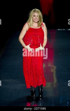 Daphne Oz auf dem Laufsteg bei der Fashion Show Go Red for Women: The Heart Truth Red Dress Collection, die im Rahmen der Mercedes Benz New York Fashion Week F/W 2014 im Lincoln Center in New York stattfand. Stockfoto