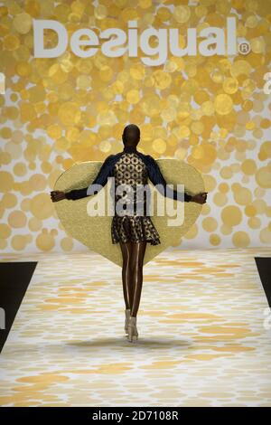 Ein Modell auf dem Laufsteg bei der Desigual Fashion Show, die im Lincoln Center in New York im Rahmen der Mercedes Benz New York Fashion Week F/W 2014 stattfand. Stockfoto