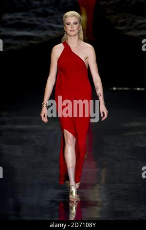 Irland Baldwin auf dem Laufsteg bei der Fashion Show Go Red for Women: The Heart Truth Red Dress Collection, die im Lincoln Center in New York im Rahmen der Mercedes Benz New York Fashion Week F/W 2014 stattfand. Stockfoto