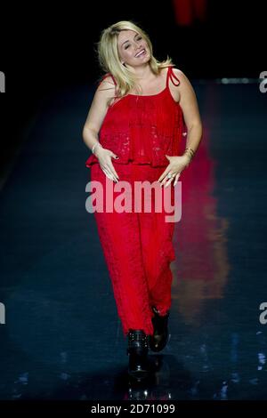 Daphne Oz auf dem Laufsteg bei der Fashion Show Go Red for Women: The Heart Truth Red Dress Collection, die im Rahmen der Mercedes Benz New York Fashion Week F/W 2014 im Lincoln Center in New York stattfand. Stockfoto