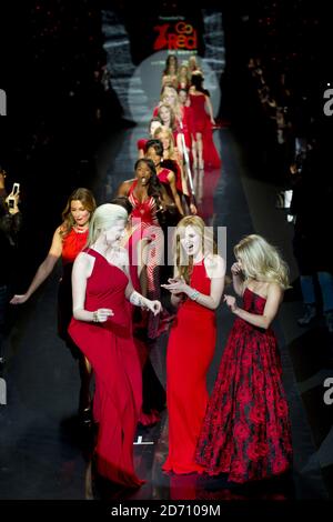 Models auf dem Laufsteg bei der Fashion Show Go Red for Women: The Heart Truth Red Dress Collection, die im Rahmen der Mercedes Benz New York Fashion Week F/W 2014 im Lincoln Center in New York stattfand. Stockfoto