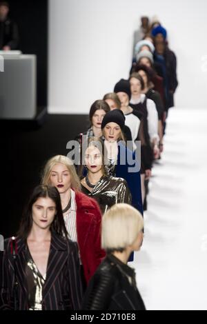 Ein Model auf dem Laufsteg bei der Rebecca Minkoff Modenschau, die im Lincoln Center in New York im Rahmen der Mercedes Benz New York Fashion Week F/W 2014 stattfand. Stockfoto