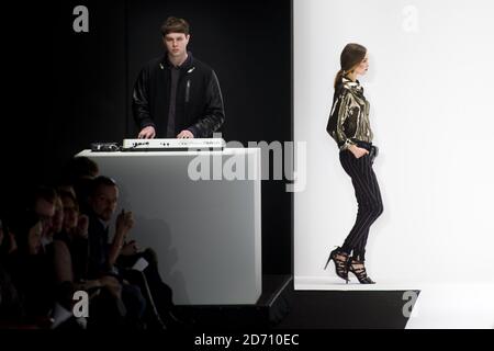 Ein Model auf dem Laufsteg bei der Rebecca Minkoff Modenschau, die im Lincoln Center in New York im Rahmen der Mercedes Benz New York Fashion Week F/W 2014 stattfand. Stockfoto