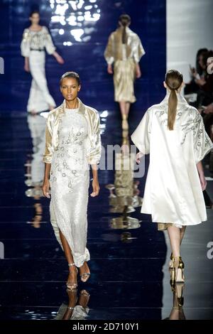 Ein Model auf dem Laufsteg während der Reem Acra Modenschau, die im Lincoln Center in New York während der Mercedes Benz New York Fashion Week F/W 2014 stattfand. Stockfoto