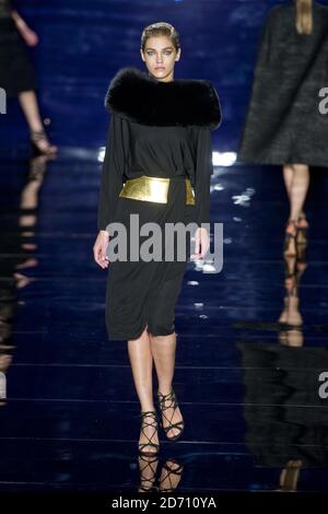 Ein Model auf dem Laufsteg während der Reem Acra Modenschau, die im Lincoln Center in New York während der Mercedes Benz New York Fashion Week F/W 2014 stattfand. Stockfoto